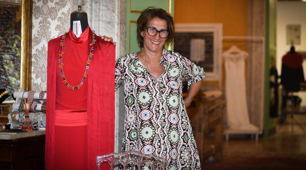 La stilista Patrizia Ricci all’interno dell’atelier (Foto Sernacchioli)