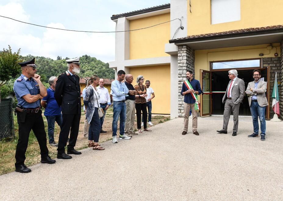 La cerimonia davanti alla scuola