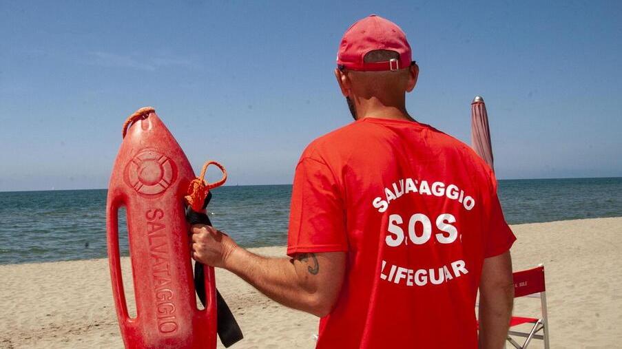 Versilia, stavolta i bagnini salvano la stagione: 150 giovani al lavoro nei bagni: «Così più sicurezza»