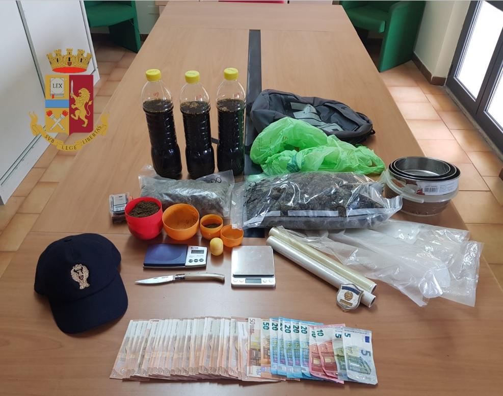 In casa ha un chilo di droga: scappa, la polizia lo insegue sulla 130