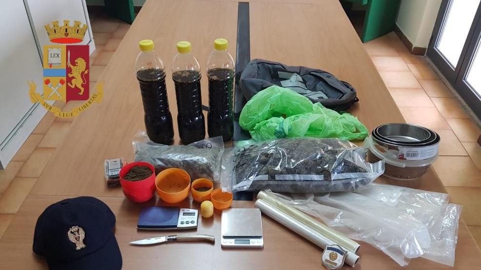 In casa ha un chilo di droga: scappa, la polizia lo insegue sulla 130