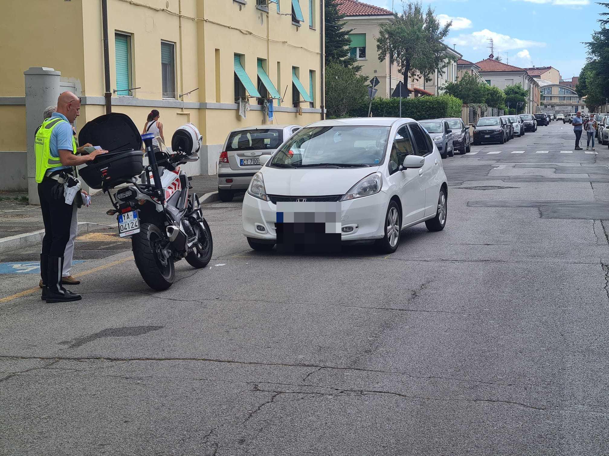 L'intervento della polizia municipale in via Pannocchia (foto Daniele Stefanini/Silvi)