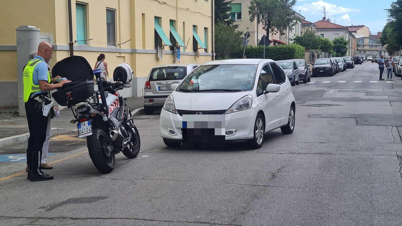 L'intervento della polizia municipale in via Pannocchia (foto Daniele Stefanini/Silvi)