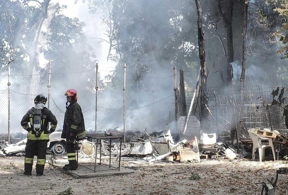 Le fiamme hanno distrutto una baracca e due roulotte (foto Muzzi)