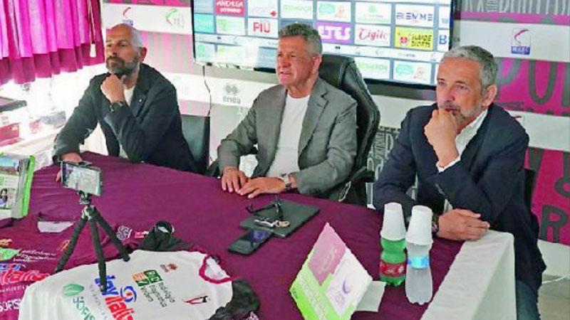 A sinistra il nuovo mister granata Pasquale Catalano durante la presentazione, al centro il presidente dell’Unione Sportiva Città di Pontedera, Rosettano Navarra e a destra il direttore sportivo Moreno Zocchi (Foto Franco Silvi)