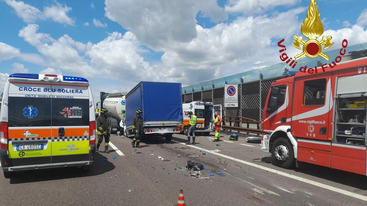 La scena dell'incidente sull'A22 nei pressi di Carpi con una donna morta e 5 feriti