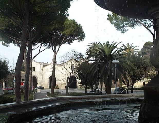 Fa resistenza ai carabinieri. Arrestato fuori dal locale 