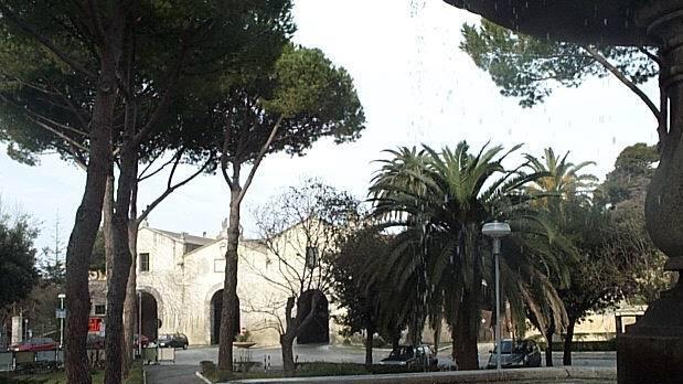 Fa resistenza ai carabinieri. Arrestato fuori dal locale