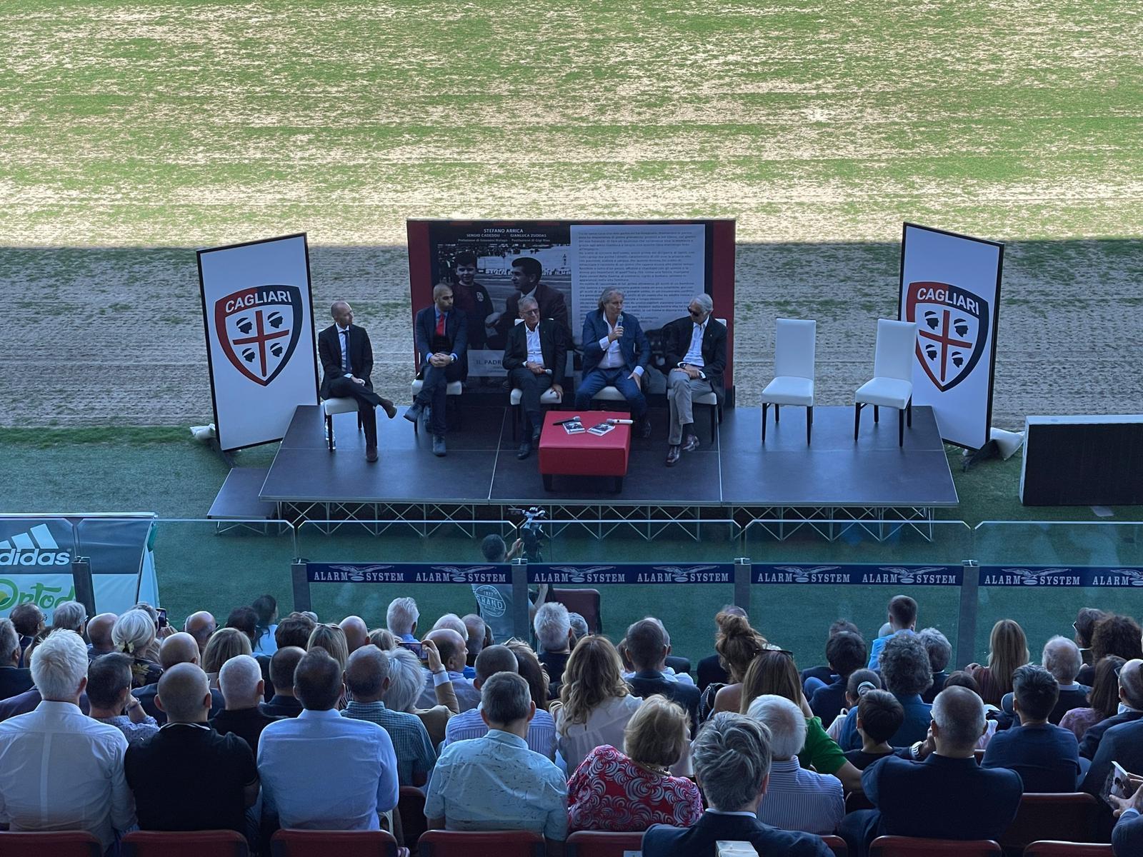 Cagliari, tribuna piena per la presentazione del libro di Stefano Arrica sul papà