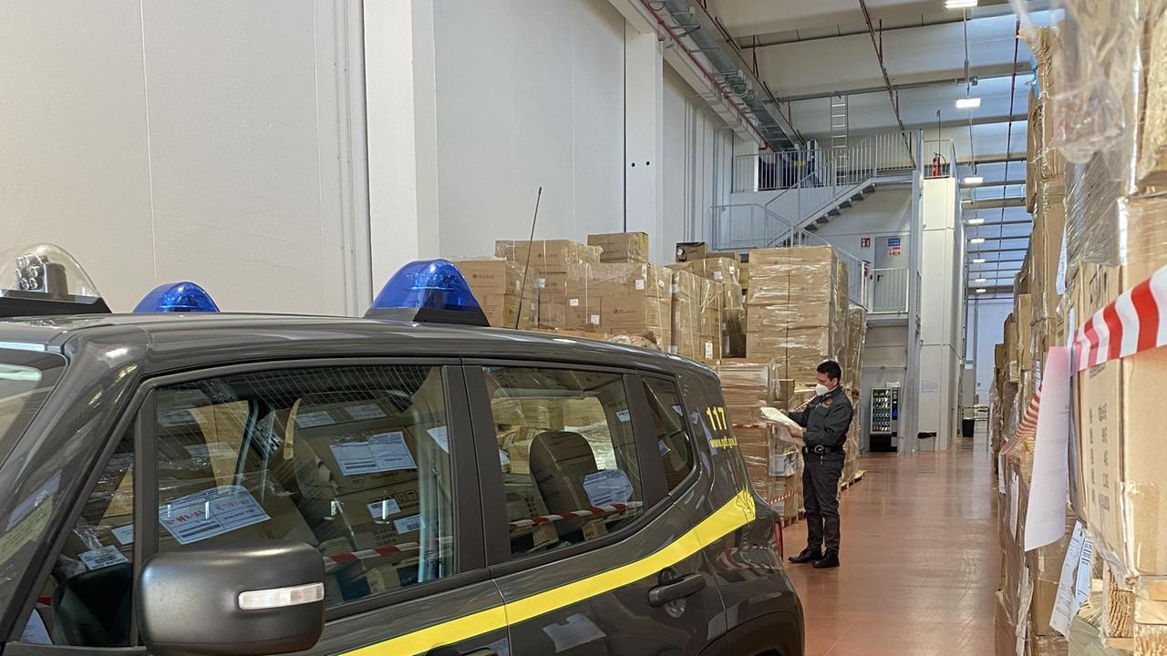 “Mascherine non conformi e fatture false”: sei indagati a Reggio Emilia