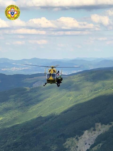 Ricerche in corso in Appennino per un elicottero disperso con sei persone a bordo e decollato da Lucca
