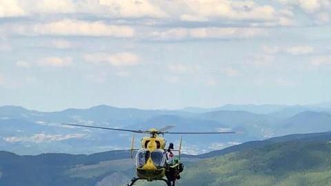 Ricerche in corso in Appennino per un elicottero disperso con sei persone a bordo e decollato da Lucca