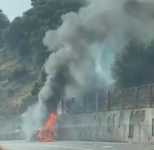 Bosa, auto prende fuoco per strada: l'automobilista riesce a salvarsi 