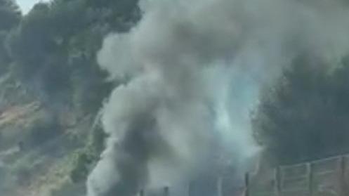 Bosa, auto prende fuoco per strada: l'automobilista riesce a salvarsi