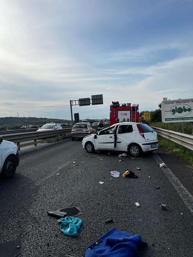 Sassari, follia in diretta Facebook: beve whisky mentre guida e si schianta sulle altre auto