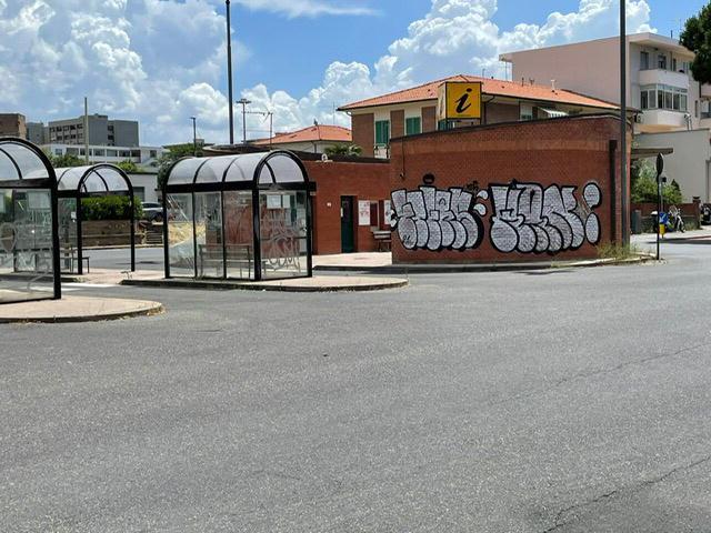 Degrado a Rosignano Solvay: viaggio tra graffiti e vandalismi nel centro del paese 