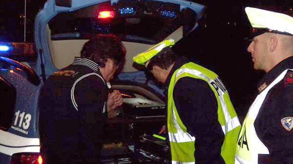 Beve al volante e guida senza patente: fermo dell'auto e sanzioni salate