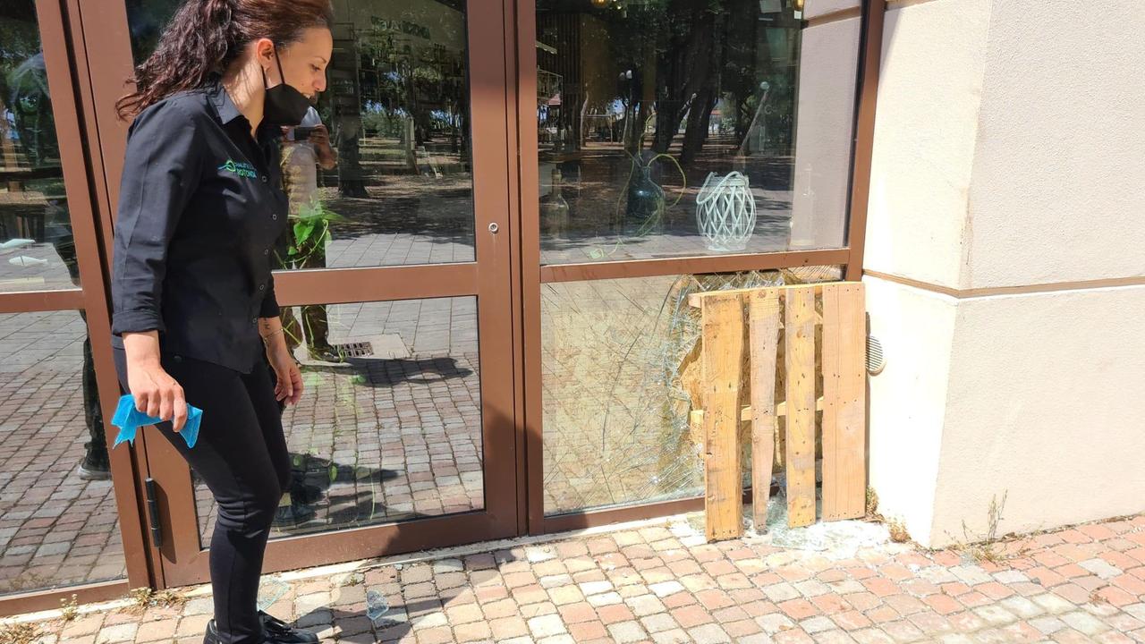 La vetrata sfondata allo Chalet della Rotonda di Ardenza dai due ladri arrestati dai carabinieri
