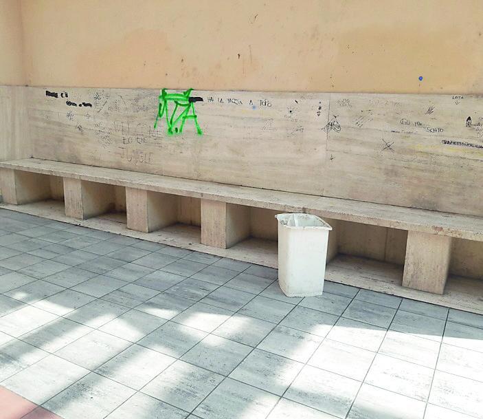 Scatole incendiate e schiamazzi, bulli in azione alla galleria Magenta