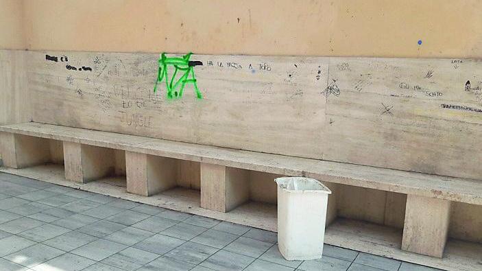 Scatole incendiate e schiamazzi, bulli in azione alla galleria Magenta