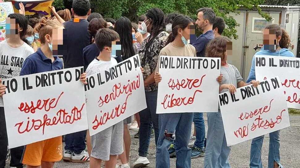Ragazzino bullizzato, un flash mob a scuola