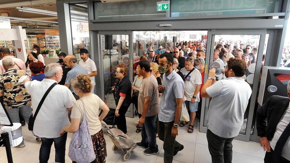 Ressa al nuovo negozio Coop di via Gori: più di 300 scontrini in un’ora
