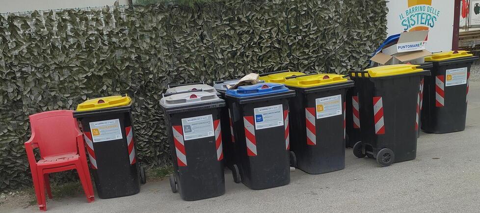 Bidoni ovunque e rifiuti la protesta dei cittadini 