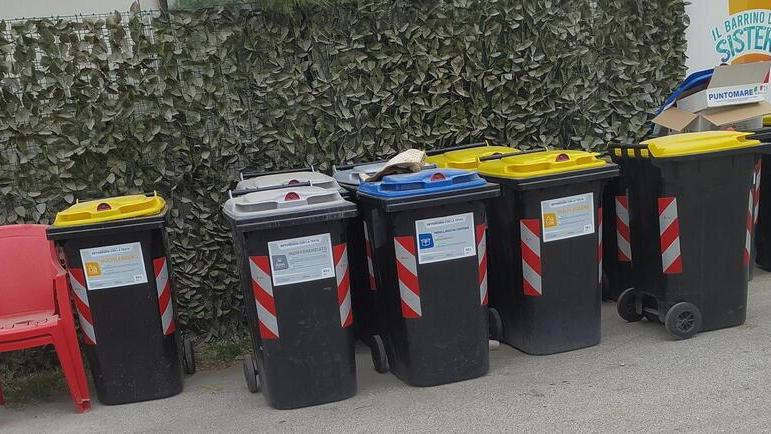 Bidoni ovunque e rifiuti la protesta dei cittadini