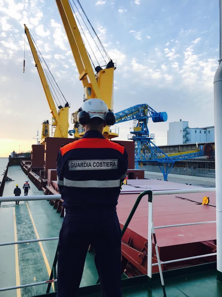 Quattro quintali di gamberi pescati in zone vietate: sequestro della Guardia costiera di Oristano