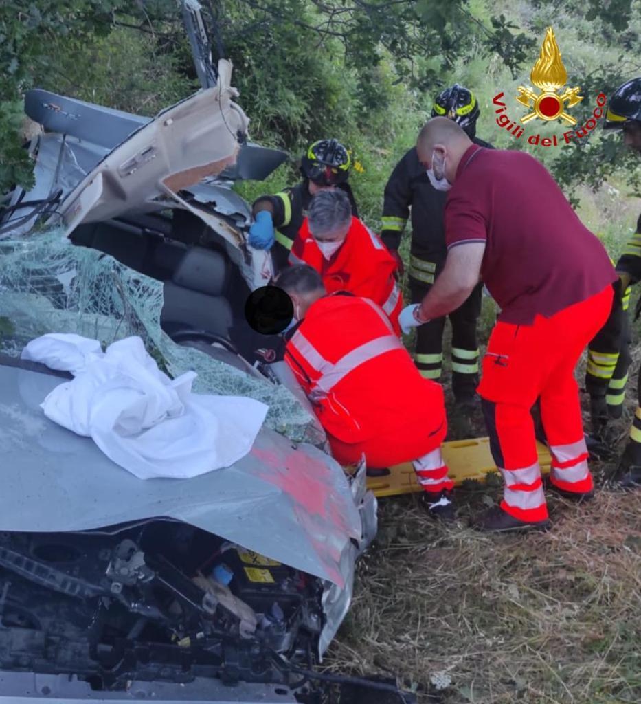 Con l'auto in una scarpata lungo la Lanusei-Arzana: giovane in ospedale con l'elisoccorso 