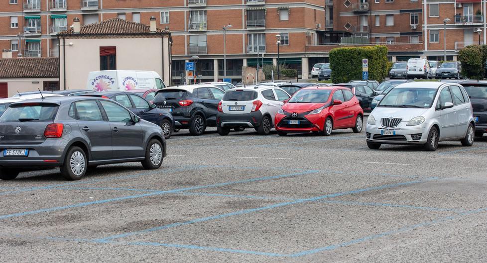 Ferrara, cala l’uso dell’auto per andare in centro. Parcheggi -11% e più persone vanno in bus 