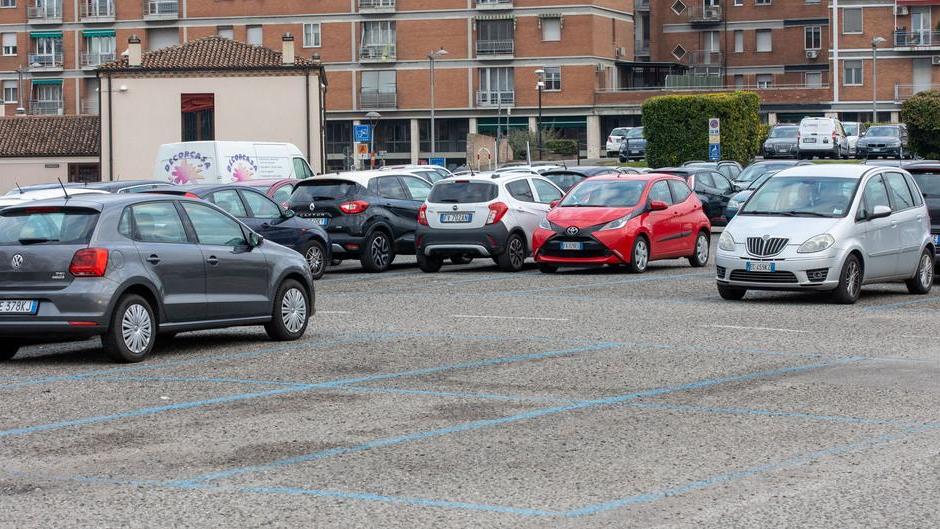 Ferrara, cala l’uso dell’auto per andare in centro. Parcheggi -11% e più persone vanno in bus