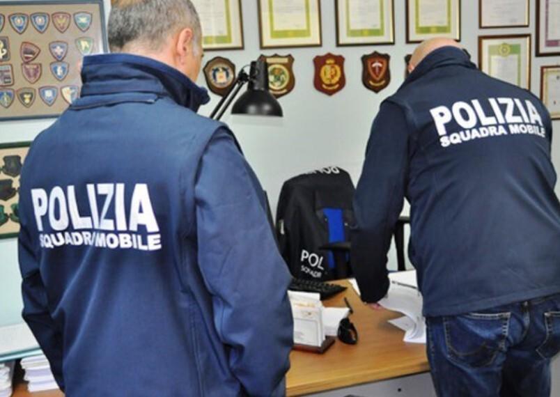 Permessi falsi fabbricati a Ferrara: arriva la stangata per 14 stranieri 