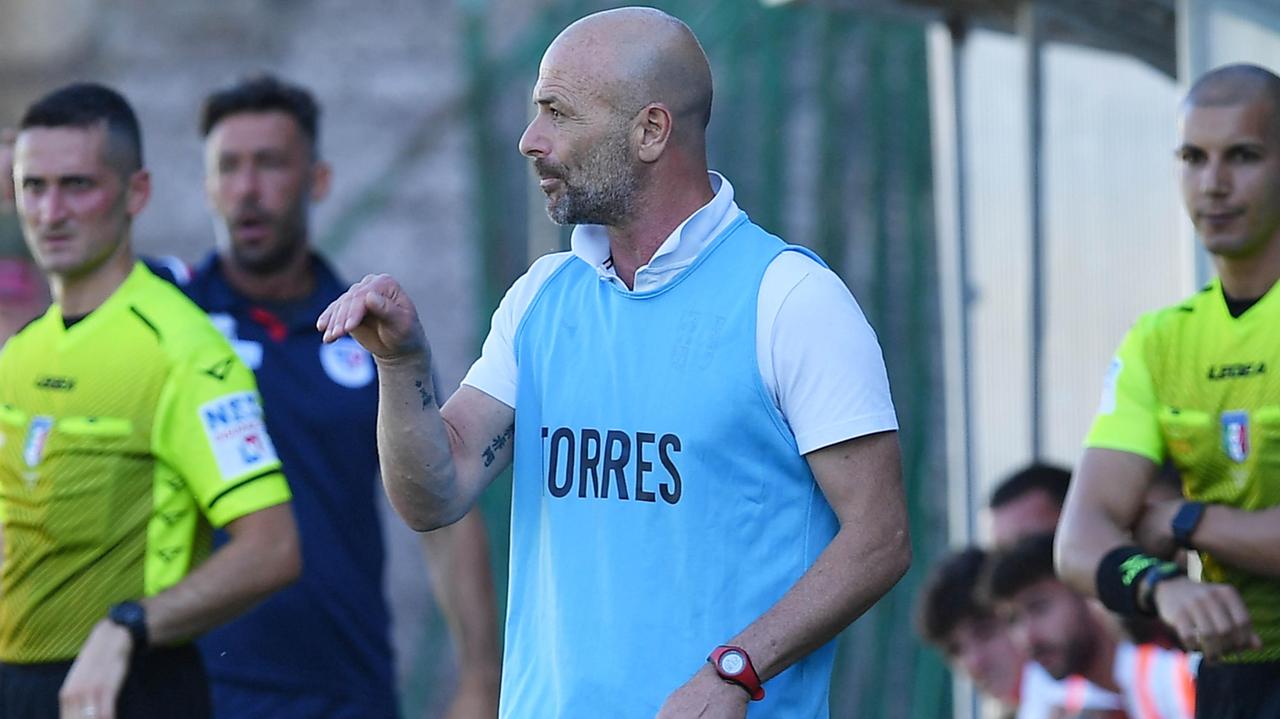 Torres, Greco resta: la società conferma l'allenatore