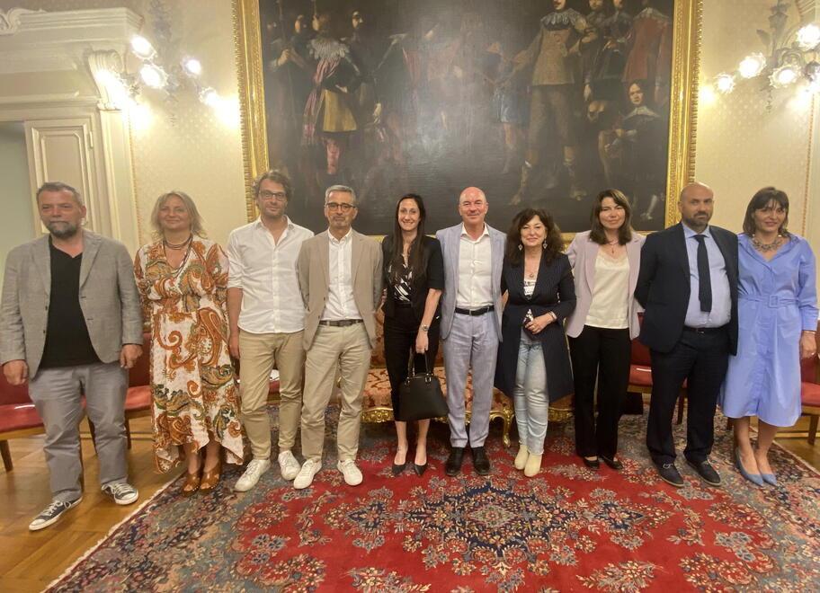 La giunta. Nella foto in alto gli assessori e il sindaco riuniti ieri nella sala cerimonie del Comune