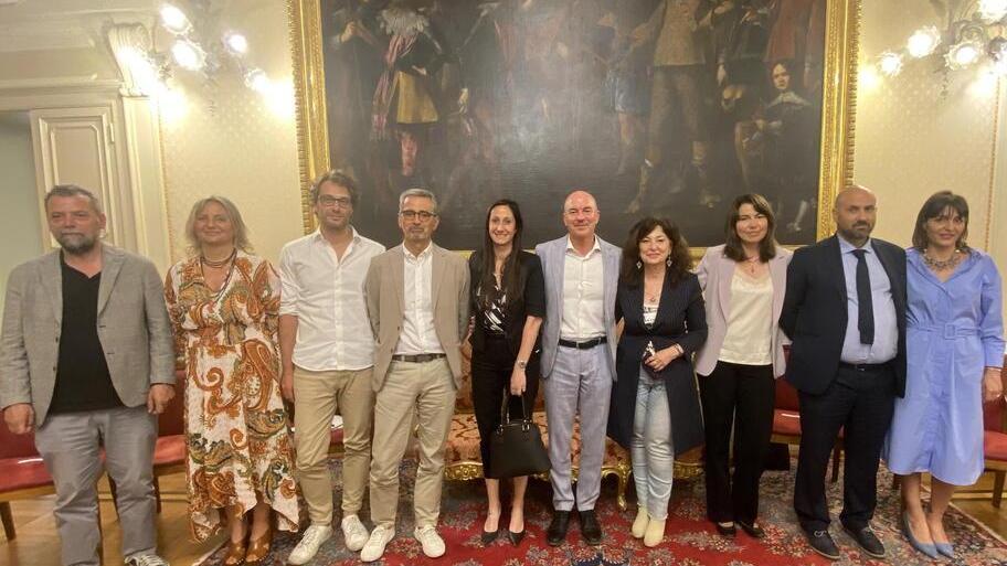 La giunta. Nella foto in alto gli assessori e il sindaco riuniti ieri nella sala cerimonie del Comune