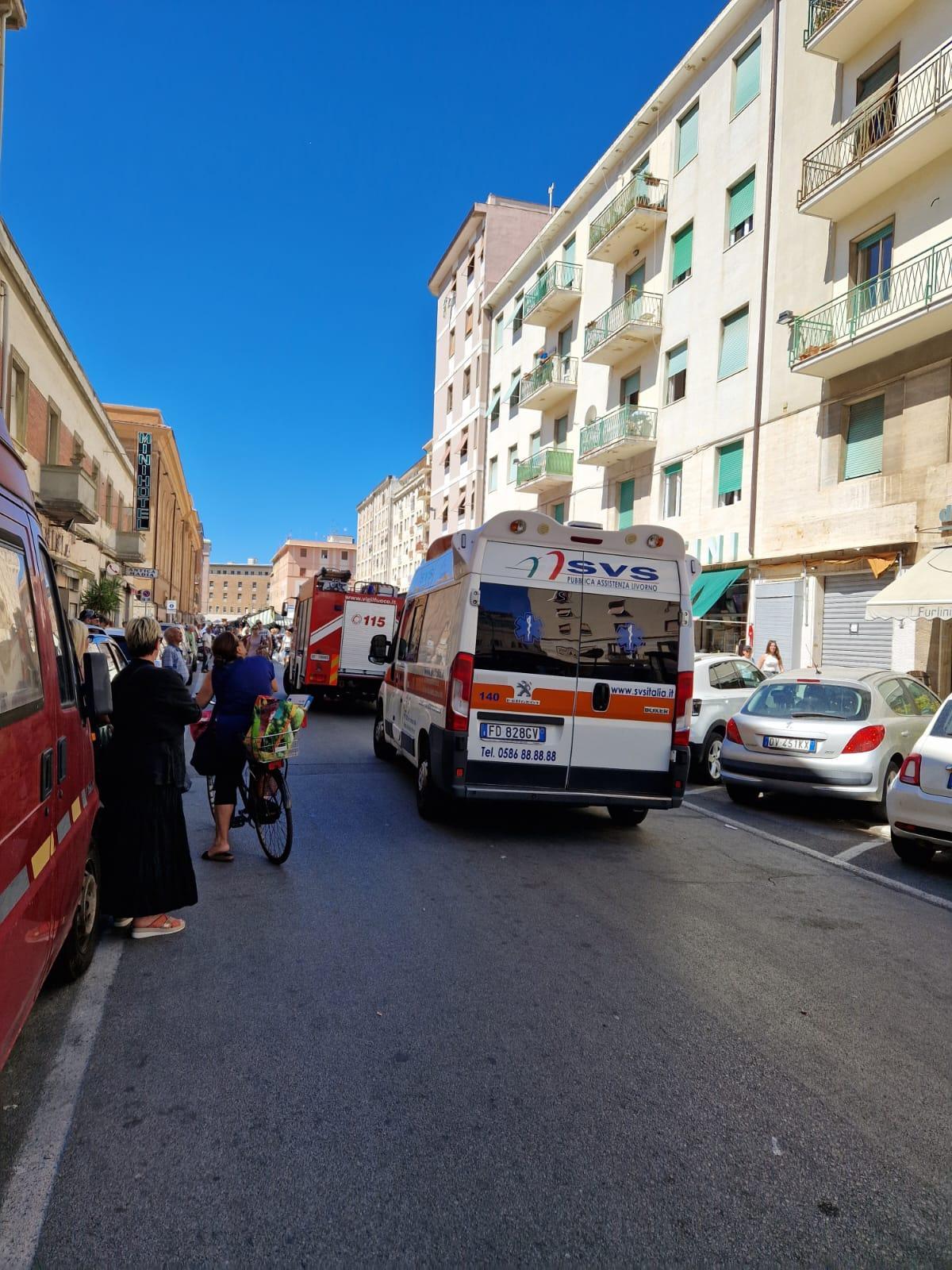 L'ambulanza e i pompieri sul posto