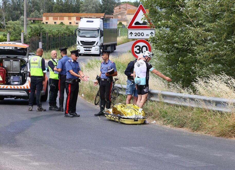 Cicloamatore cade e muore sul colpo durante una gita insieme a tre amici 