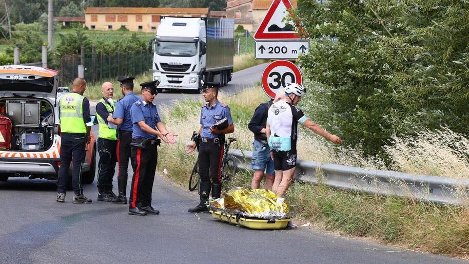 Cicloamatore cade e muore sul colpo durante una gita insieme a tre amici