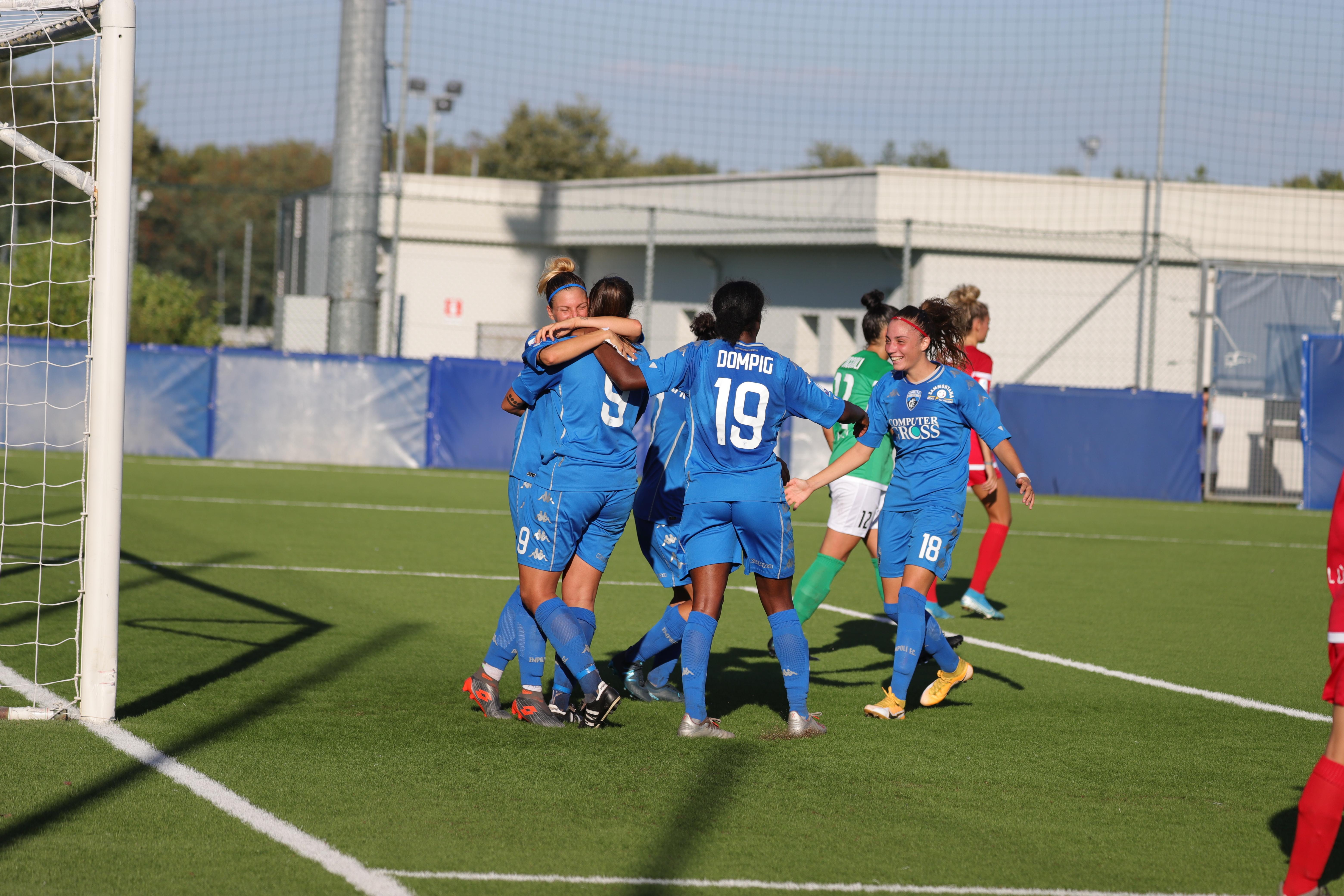 Le Ladies esultano dopo un gol