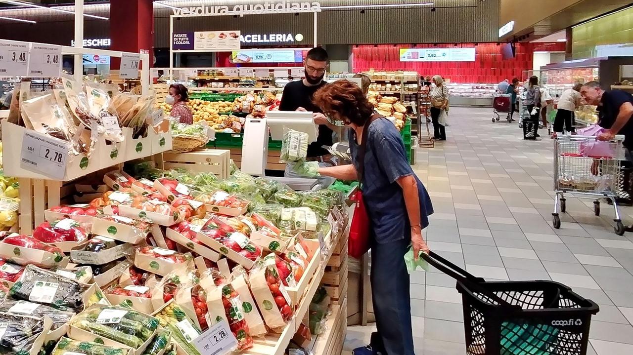 Uova e pasta a prezzi record: fare la spesa è un lusso - Le cifre