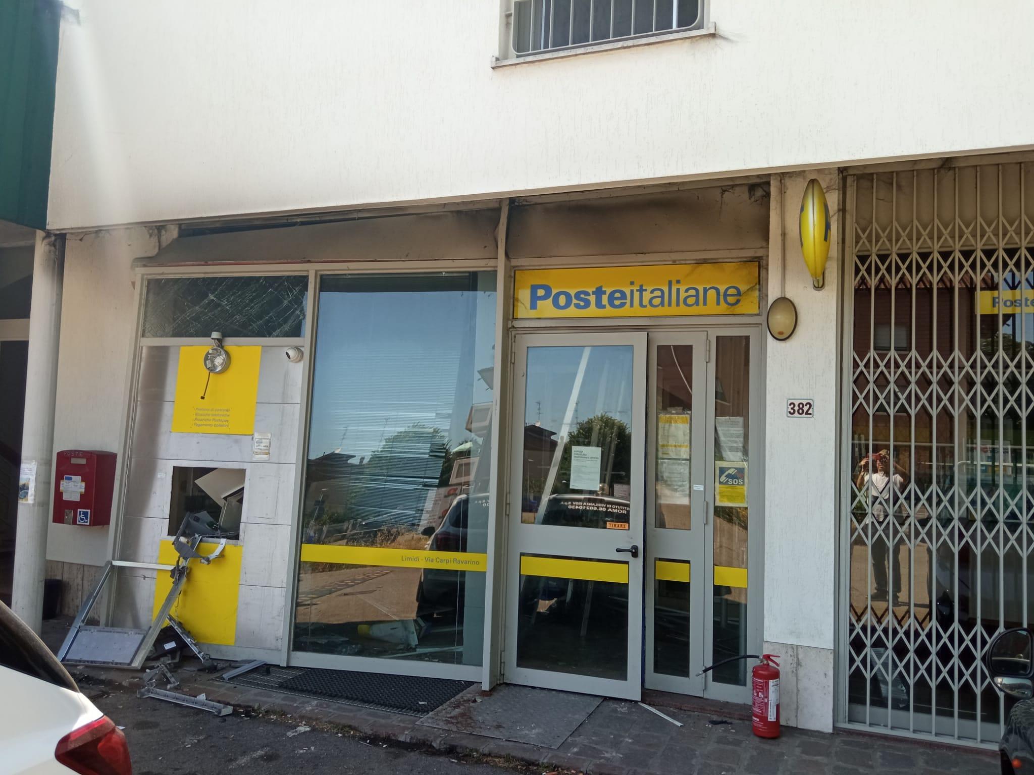 Il bancomat e l'esterno delle Poste di Limidi dopo l'esplosione