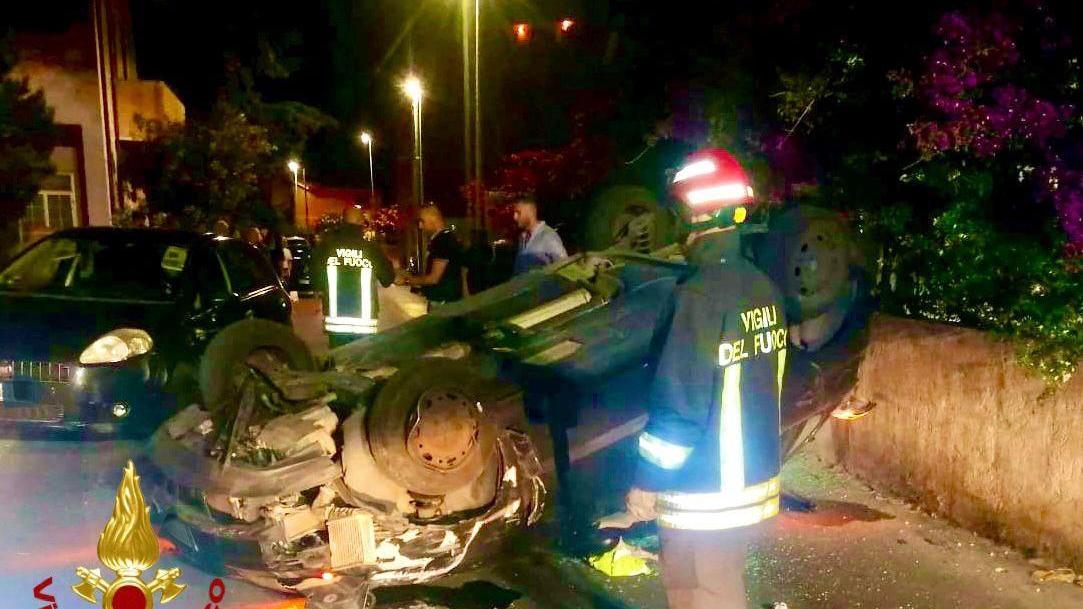La Maddalena, auto "impazzita" sbatte su una vettura in sosta e si ribalta