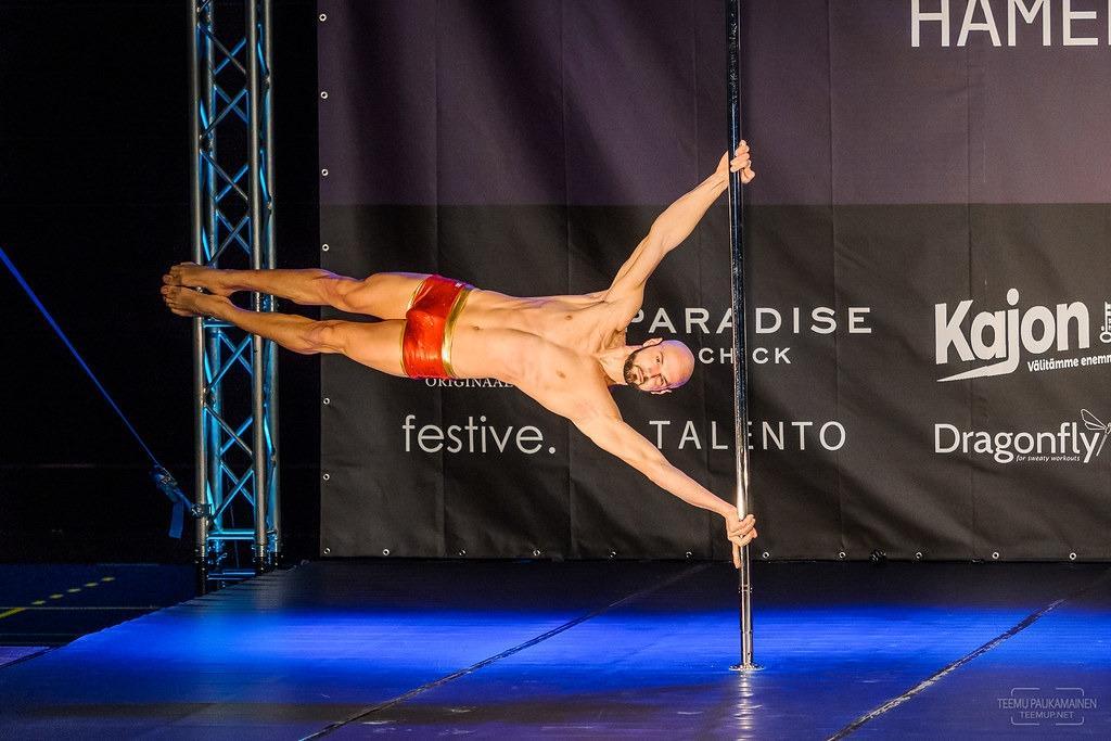 Il livornese Giacomo Fratini, campione del mondo di pole dance