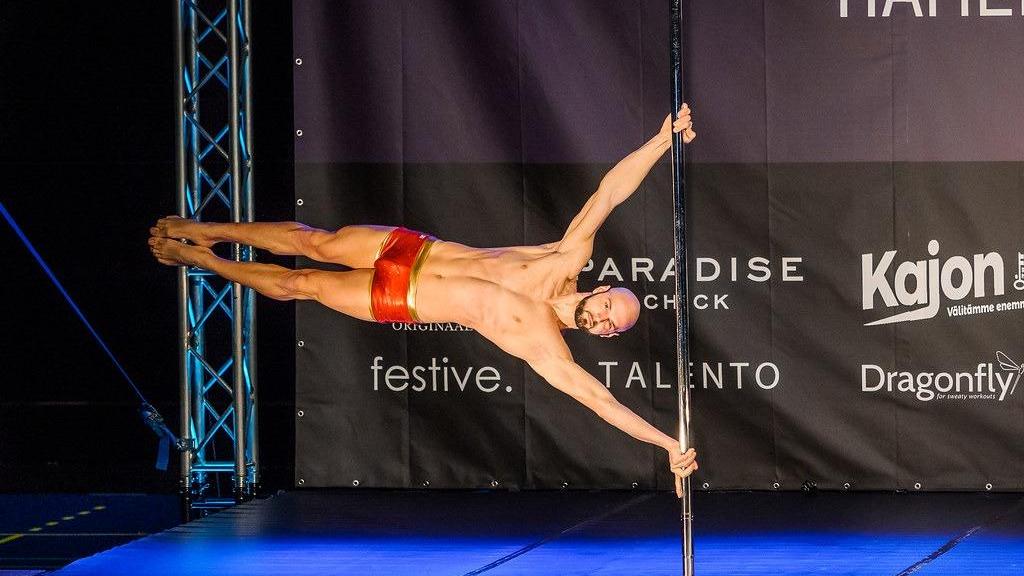 Il livornese Giacomo Fratini, campione del mondo di pole dance