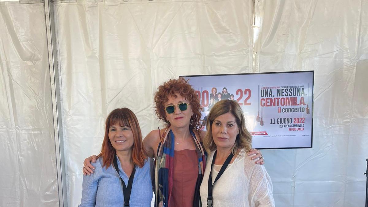Fiorella Mannoia (al centro) insieme a Patrizia Desole e Piera Bisson di Prospettiva donna