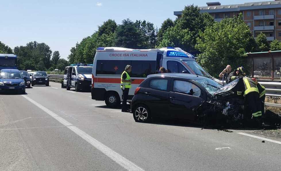 Modena, entra in tangenziale da un prato e si schianta