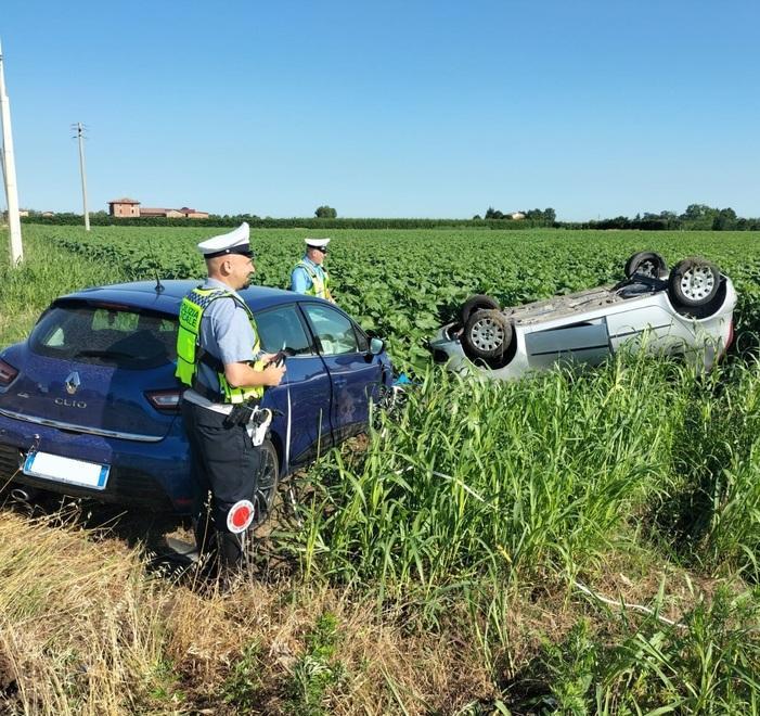 Savignano. Due auto fuori strada, una si rovescia 