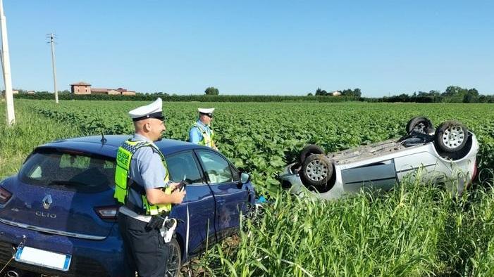 Savignano. Due auto fuori strada, una si rovescia