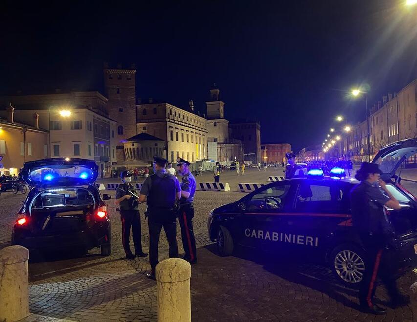 Movida a Carpi, controlli dei carabinieri in piazza Martiri e Garibaldi 
